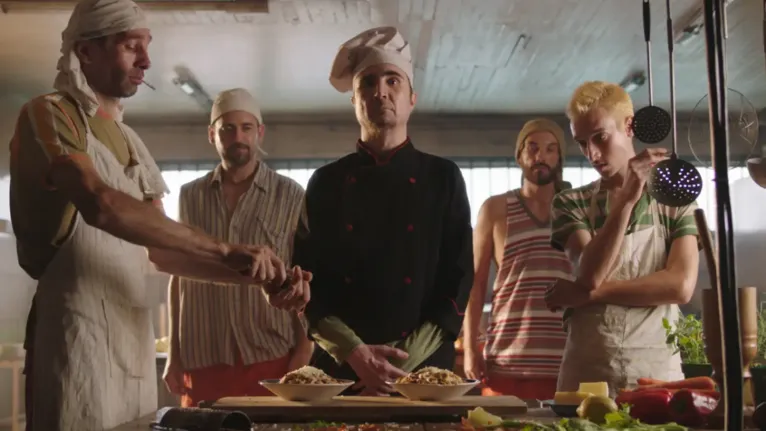 Estômago (2007) mistura humor, drama e gastronomia para contar a história de um cozinheiro talentoso cuja habilidade na cozinha transforma sua vida dentro e fora da prisão.