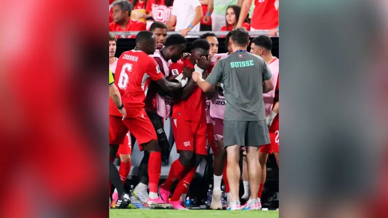Embolo deixa gramado chorando após ser expulso em Argentina x Suíça