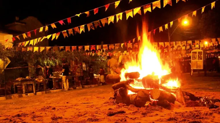 A fogueira, as bandeirinhas e as comisdas típicas são os principais símbolos das festas juninas.