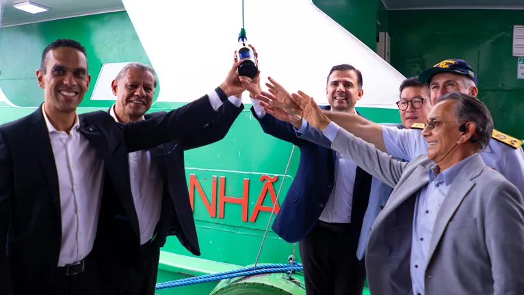 Em um gesto simbólico que marca novos começos, da esquerda para a direita, o diretor-geral dos hospitais adventistas de Belém e Barcarena, Ilvo Coutinho; o presidente da União Norte Brasileira Adventista, Pr. André Dantas; o presidente da Adventist Health Brasil, Gilnei de Abreu; o prefeito de Barcarena, Renato Ogawa; o vice-almirante do 4º Distrito Naval da Marinha do Brasil, Batista; e o vice-presidente do Instituto Camila, Benedito Pantoja, realizam o tradicional ato de quebra da garrafa durante a inauguração do barco-hospital Estrela da Manhã