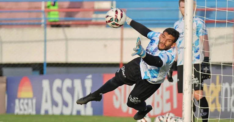 Goleiro bicolor fez grandes defesas e ajudou o Papão a conquistar mais três pontos