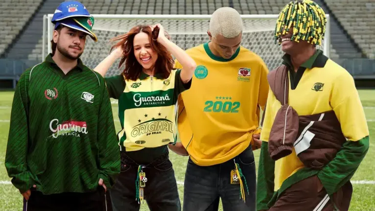 Coleção cápsula da Renner em parceria com o Guaraná Antarctica reúne peças inspiradas no universo do futebol e na paixão pela Seleção Brasileira.