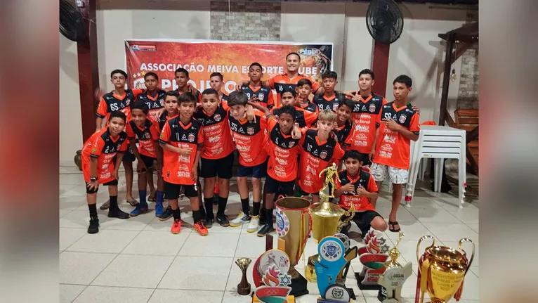 Projeto social "Craques na Vida" diversifica modalidades com handebol e vôlei, consolidando a inclusão de jovens em Goianésia do Pará.