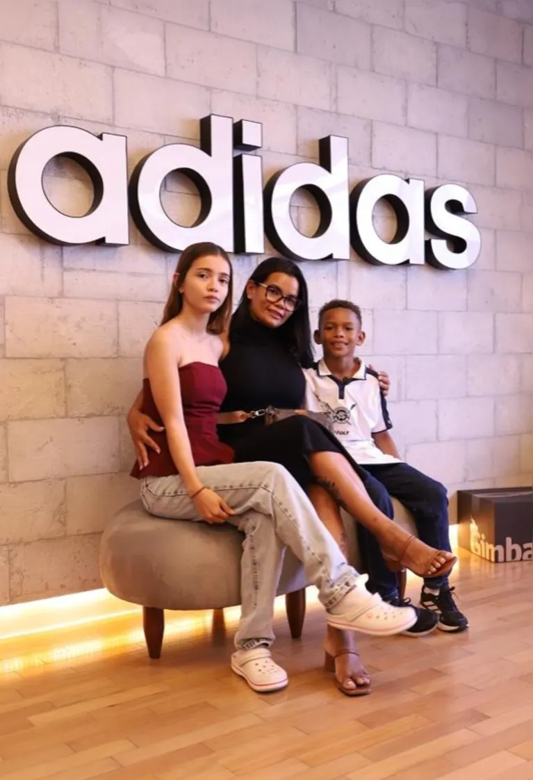Gustagolll mora com a mãe e a irmã