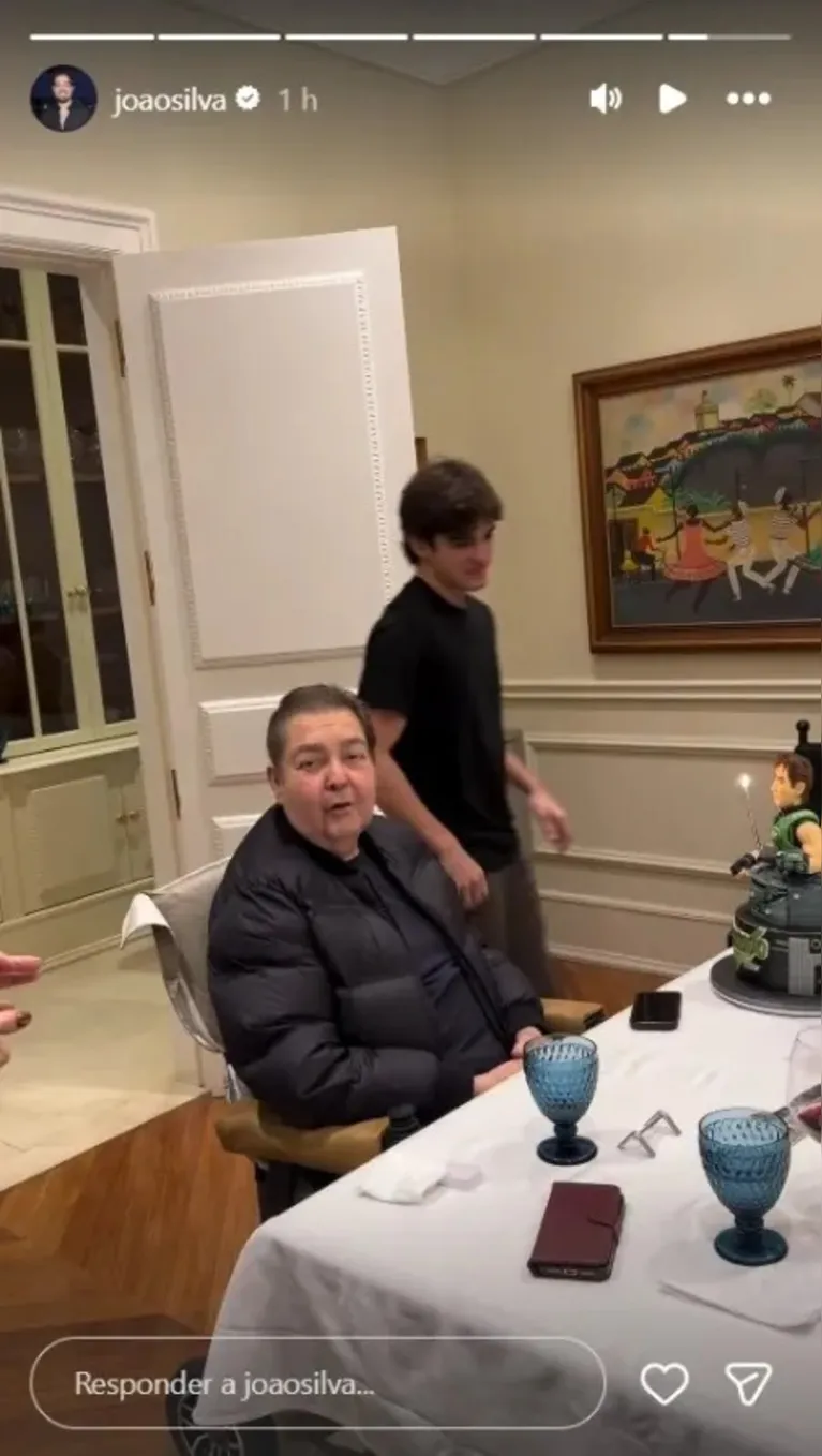 Faustão surge sorridente em registro do aniversário do filho caçula