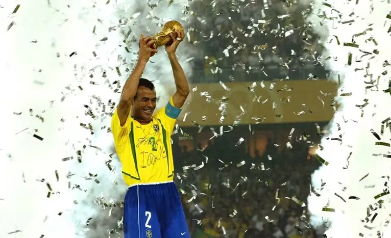 Cafú ergueu a última taça
