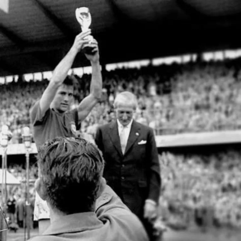 Bellini eternizou a comemoração mais famosa do futebol