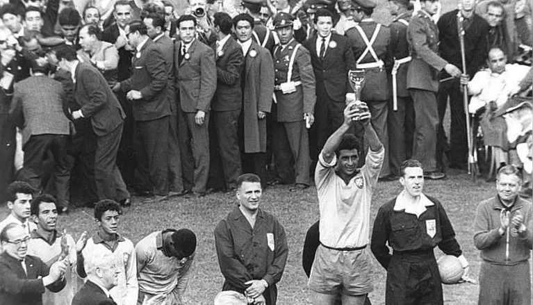 Mauro Ramos levantando o bi em 1962