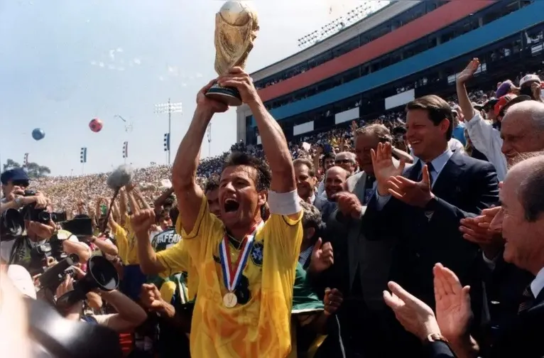 Dunga com a taça em 1994