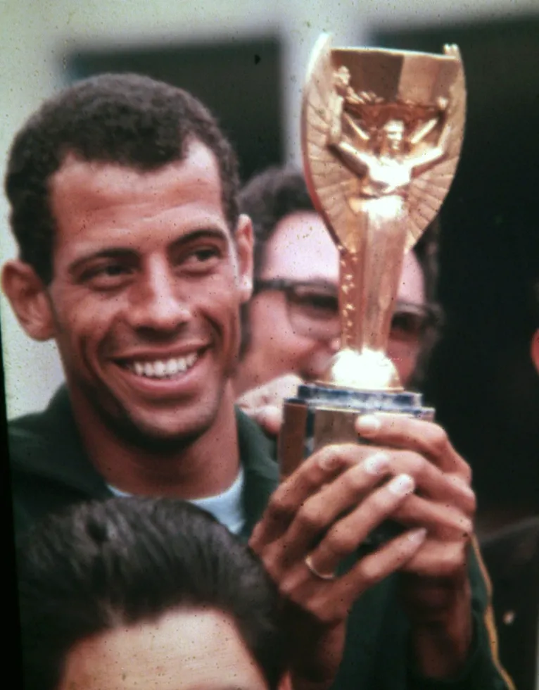 Carlos Alberto Torre com a taça do tri
