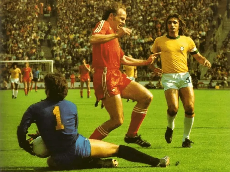 Marinho Peres em ação em jogo do Brasil com a Polônia na Copa de 1974