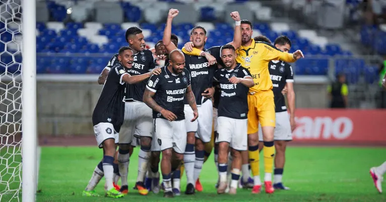 Azulinos comemoram o gol de Leonel Picco (braços para cima) que garantiu a classificação e mais R4 3 milhões ao Leão