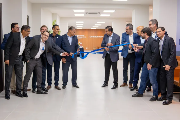 Lideranças do Hospital Adventista de Belém, da
Adventist Health Brasil e da União Norte Brasileira participam do corte da fita inaugural do novo
espaço dedicado à cardiologia, localizado no Centro de Medicina Integrada.