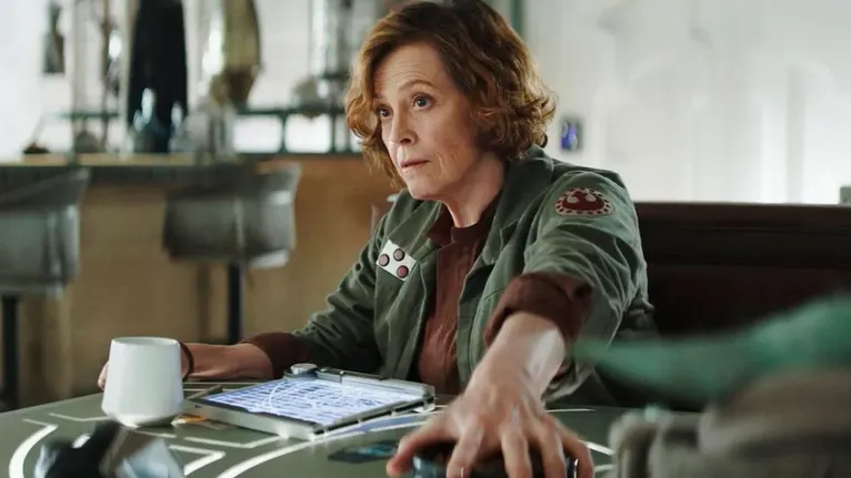 Estreante na saga, Sigourney Weaver interpreta a Coronel Ward; a relação entre a militar e o pequeno alienígena promete tons de humor e ação no novo longa.