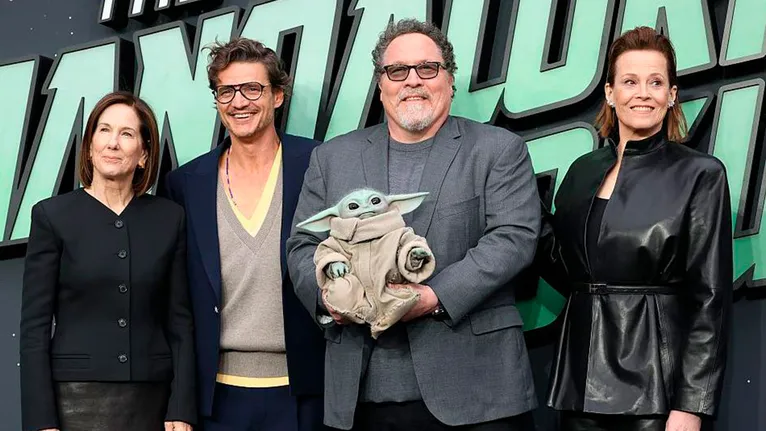 Kathleen Kennedy (LucasFilm), Pedro Pascal (Mandaloriano), Jon Favreau (diretor e Happy do Homem de Ferro), Sigourney Weaver e o pequeno Grogu.