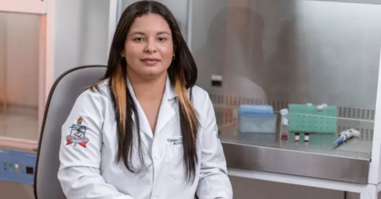 A estudante de Biomedicina Viviane Ribeiro Santos desenvolve pesquisa que investiga o potencial dos óleos essenciais de canela e cipó-alho no combate a células cancerígenas.