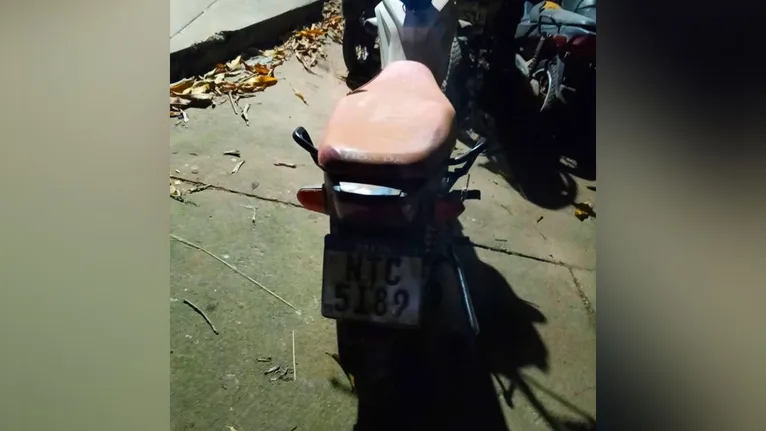 Motocicleta Honda Pop branca apreendida com o suspeito Elton Barbosa; veículo foi alugado por R$ 500 e serviu de transporte para o executor do homicídio.