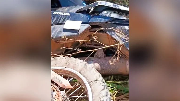 Motocicleta sem placa utilizada pela vítima foi apreendida pelas equipes do 36º BPM e encaminhada à delegacia para exames periciais que ajudarão a desvendar a dinâmica do acidente.