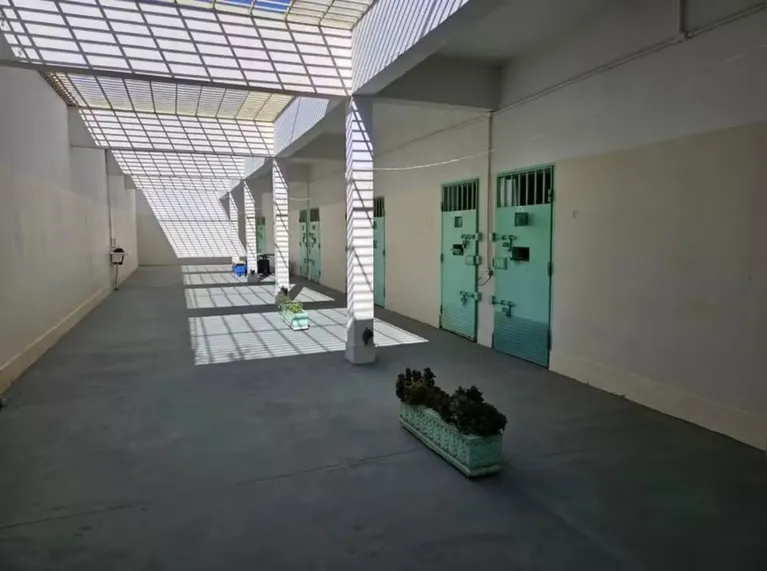 Secretaria divulga fotos de presídio onde está Deolane; veja!