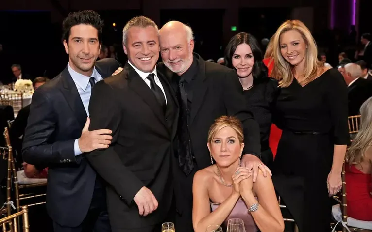 O diretor James Burrows (ao centro) com o elenco de Friends.