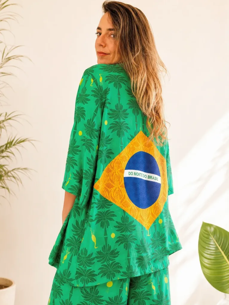 Com referências à fauna, à flora e à identidade amazônica, o kimono Brasil Core do Norte reinventa a bandeira nacional em uma peça que celebra o orgulho de ser nortista.