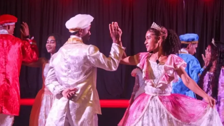 Inspirados nas óperas do Theatro da Paz, os Pássaros Juninos nasceram da criatividade do povo e se tornaram uma tradição exclusiva do Pará.