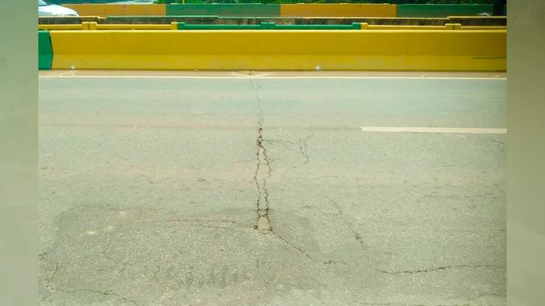 Fissuras nas estacas de fundação e rachaduras no asfalto evidenciam o comprometimento estrutural da ponte sobre o Rio Itacaiúnas.
