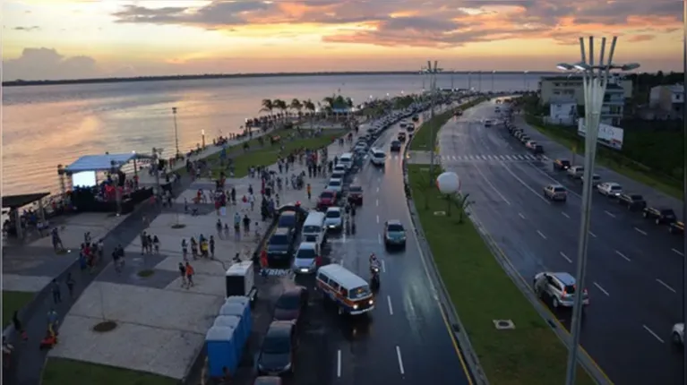 Orla moderna e aberta para caminhadas, esportes e uma das vistas mais bonitas do entardecer na capital.