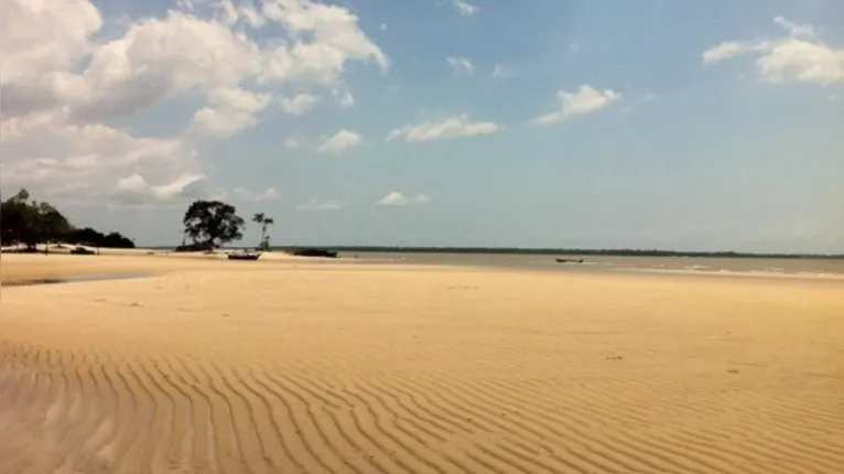 A Praia do Amor é um dos pontos mais tradicionais de lazer em Outeiro, reunindo famílias e grupos de amigos às margens da Baía do Guajará.