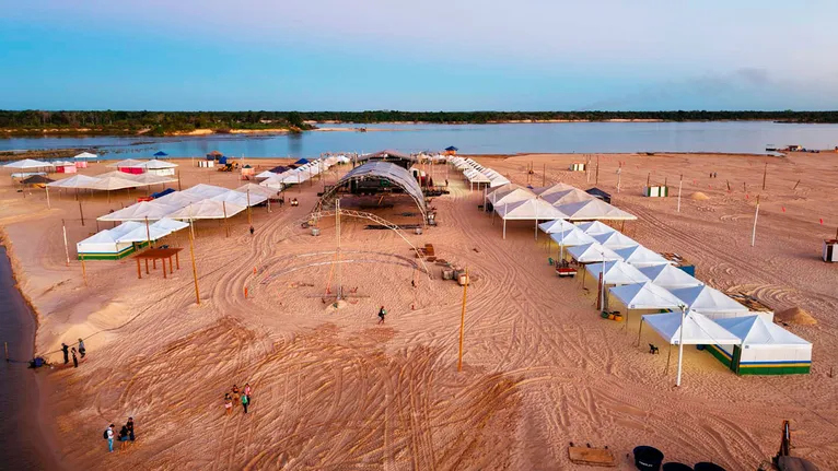Público já começa a ocupar as areias da Praia do Piu na expectativa pela abertura oficial do veraneio.