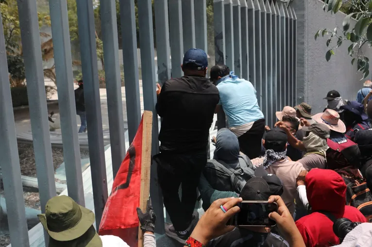 A situação também levou ao cancelamento de uma atividade de treinamento para voluntários da Fifa que seria realizada no centro da capital mexicana.