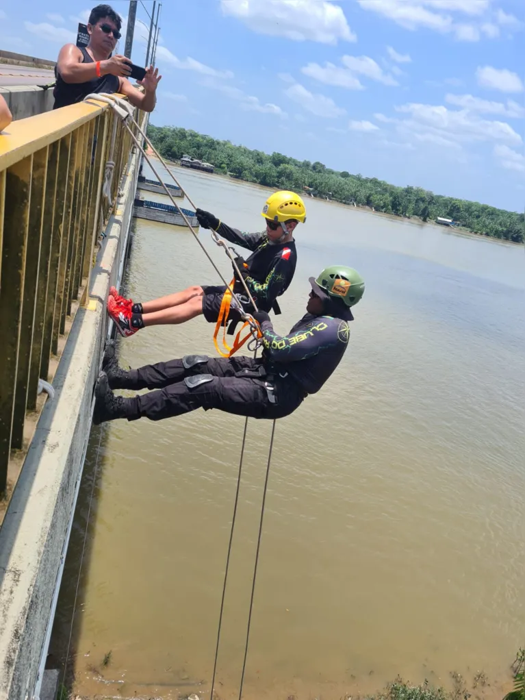 Normas técnicas da ABNT regulamentam o rapel no Brasil, estabelecendo requisitos de segurança, operação e responsabilidade dos condutores no turismo de aventura.