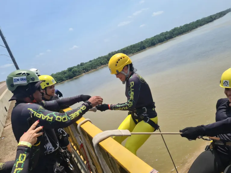 Supervisão especializada é fundamental no rapel, garantindo checagem de equipamentos, aplicação de protocolos de segurança e redução de riscos durante toda a atividade.