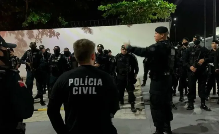 A cor escura oferece vantagem tática em operações noturnas da Polícia Civil, reforça a identificação das equipes e contribui para abordagens mais seguras em ações de alto risco.