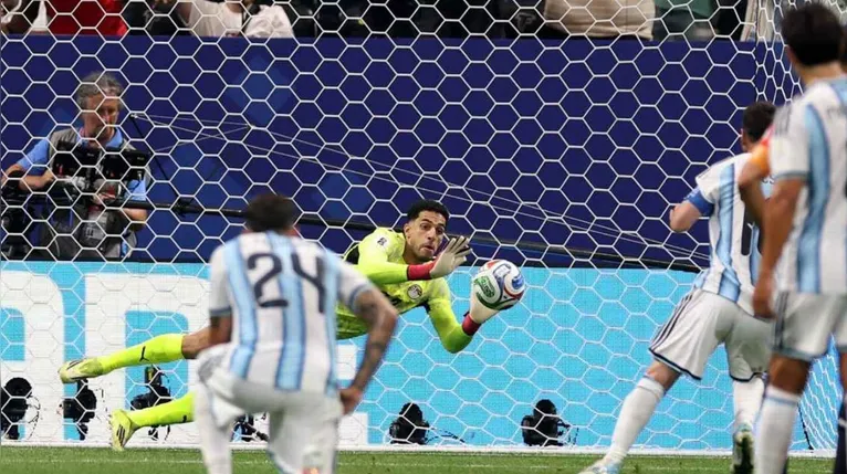 O goleiro egípcio Mostafa Shobeir festeja intensamente após defender a cobrança de pênalti do astro Lionel Messi no Atlanta Stadium.
