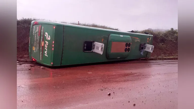 Detalhe do sistema de rodagem do veículo; perícia deve investigar se houve falha mecânica no setor de direção conforme denunciado.