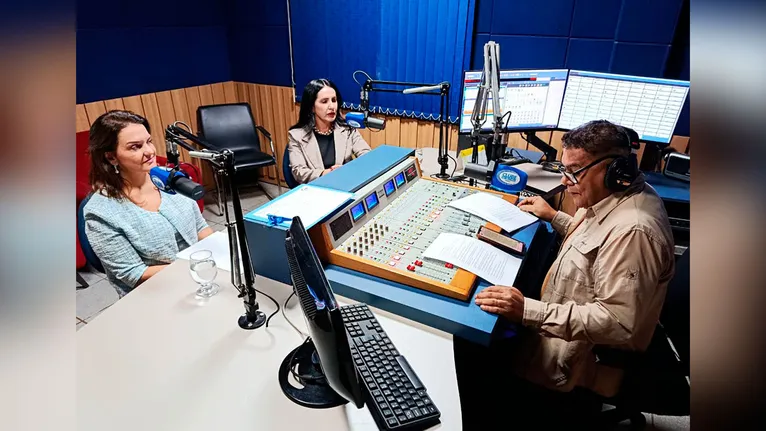 Promotoras Maiana Queiroz e Lilia Freire alertam que mais de 14 mil moradores de Marabá têm direito à Tarifa Social, mas ainda não estão cadastrados.