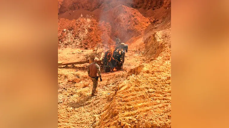 Maquinário pesado inutilizado por agentes federais durante incursão na Terra Indígena Kayapó; prejuízo ao crime organizado é estimado em milhões de reais.