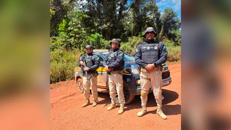 Autoridades policiais e órgãos de trânsito acompanham a situação de perto para garantir a segurança no local