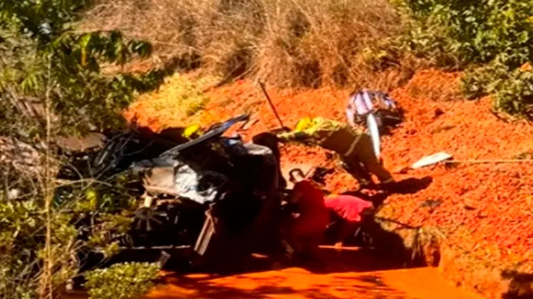 Veículo de carga foi localizado por familiares no fundo de uma ribanceira às margens de uma estrada vicinal em Cristalina (GO).