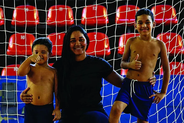 A universitária Erica Rodrigues, 34, toda semana leva duas vezes os filhos João Guilherme, 8, e Rafael, 4, para o futsal no Mangueirinho.
