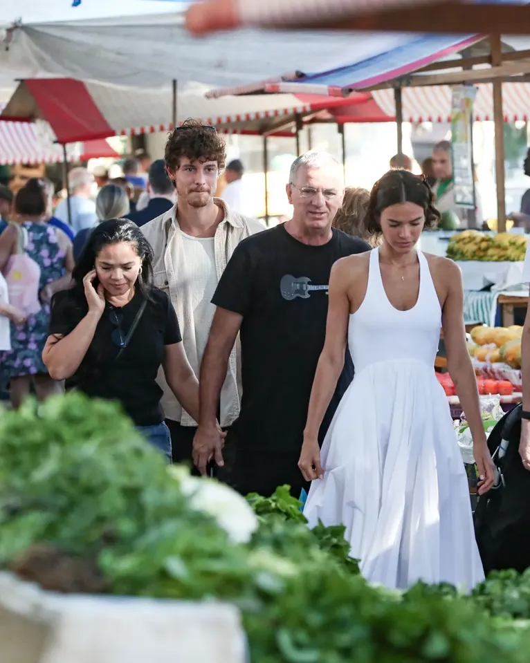 Shawn Mendes curte feira ao lado de Bruna Marquezine e dos sogros.