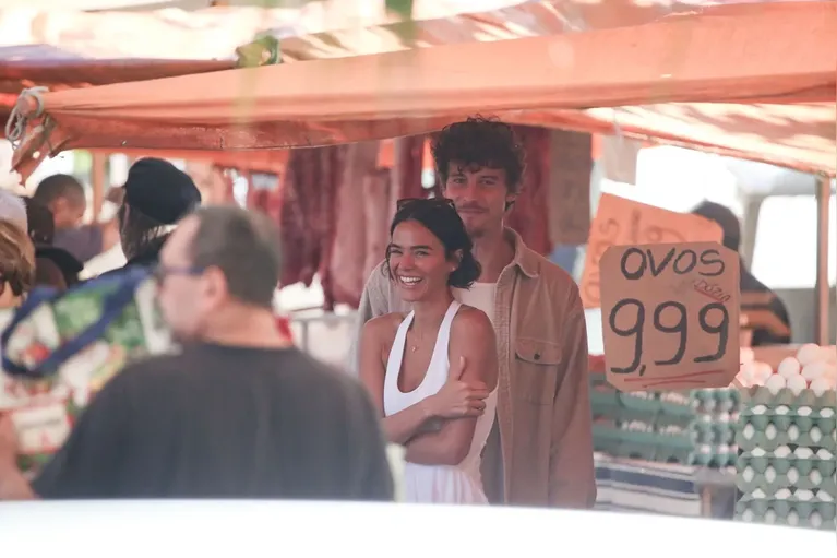 Casal aproveita o passeio.
