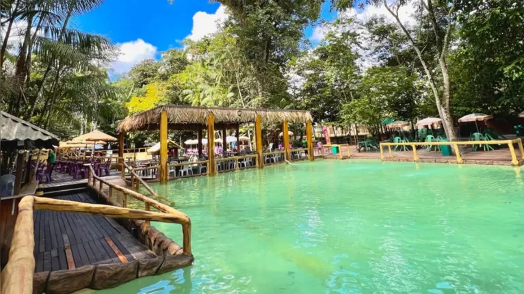Localizado em Ananindeua, o Balneário Paraíso da Família combina piscinas naturais, pequena cachoeira e estrutura voltada para quem busca lazer em meio à natureza.