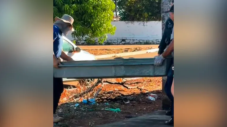 Equipes da Polícia Científica e Civil durante os trabalhos de perícia criminal e remoção do corpo ao IML.