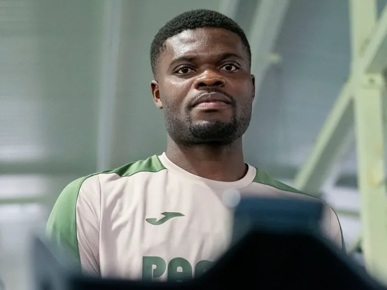 Thomas Partey responde na Justiça britânica a acusações de estupro e agressão sexual envolvendo quatro mulheres; o jogador nega as acusações e aguarda julgamento.