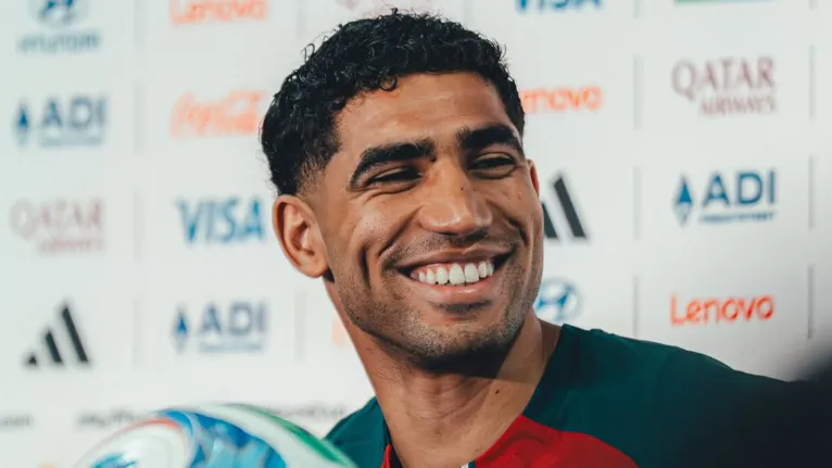 Achraf Hakimi responde a acusação de estupro na Justiça francesa desde 2023 e nega envolvimento, afirmando ser alvo de tentativa de extorsão; caso ainda está em andamento.