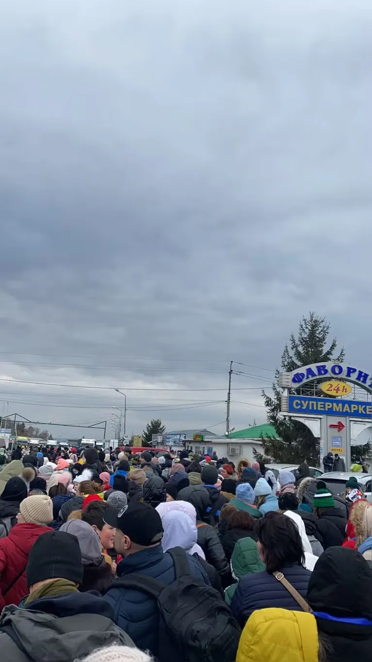 Em meio a tentativa de deixar a Ucrânia em 2022, Edson Fernando registra fila de pessoas na fronteira com a cidade polonesa de Medyka