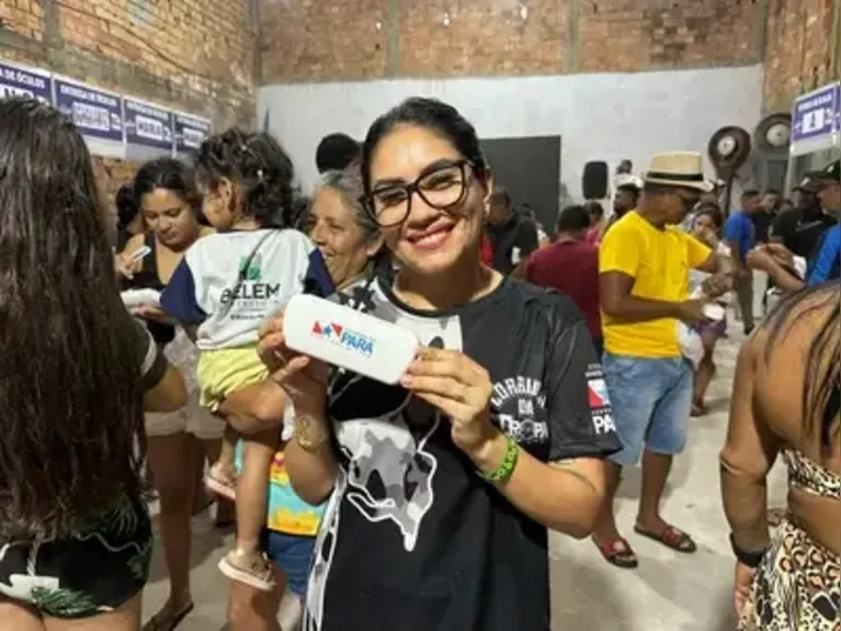 Vanessa Lima e os óculos novos