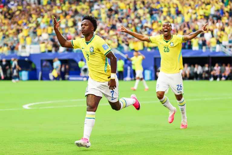 Vinicius Jr., jogador do Brasil, comemora seu gol durante a partida entre EscÃ³cia e Brasil, vÃ¡lida pela terceira rodada do Grupo C da fase de grupos da Copa do Mundo FIFA de 2026, no Miami Stadium, na FlÃ³rida, Estados Unidos, na quarta-feira, 24 de junho de 2026.(Foto: William Volcov/Brazil Photo Press/Folhapress)